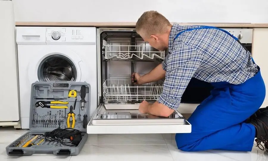 Söğütlü Smeg servisi teknisyen ekibi beyaz eşya tamiri yaparken